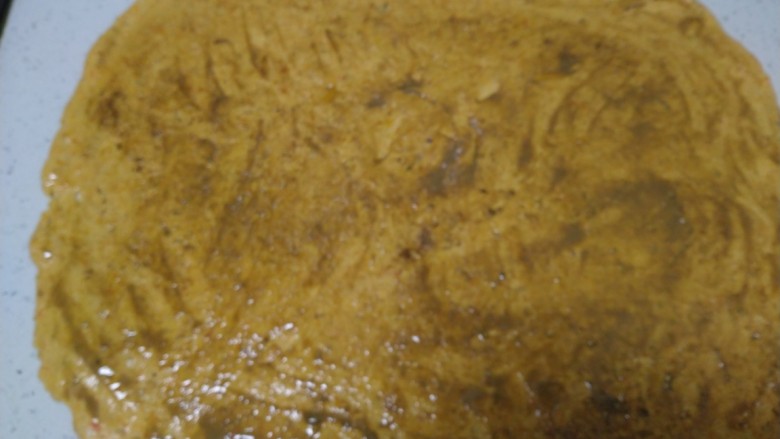 南瓜麻酱芝麻烧饼,擀成薄片,均匀涂上麻酱,撒上盐和<a style='color:red;display:inline-block;' href='/shicai/ 829'>十三香</a>