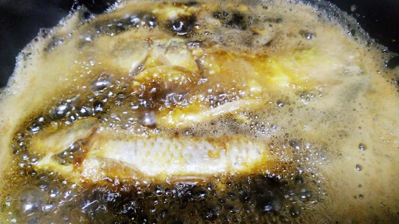 蒸鲫鱼,菜籽油温5层热,放入鱼