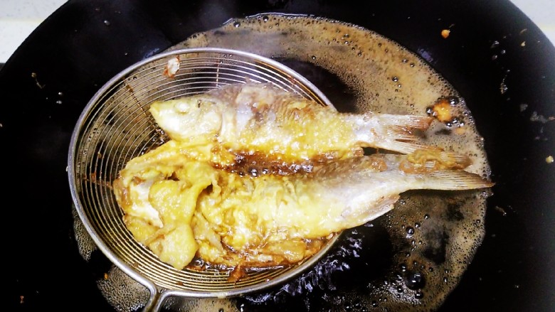 蒸鲫鱼,待油温升高,复炸