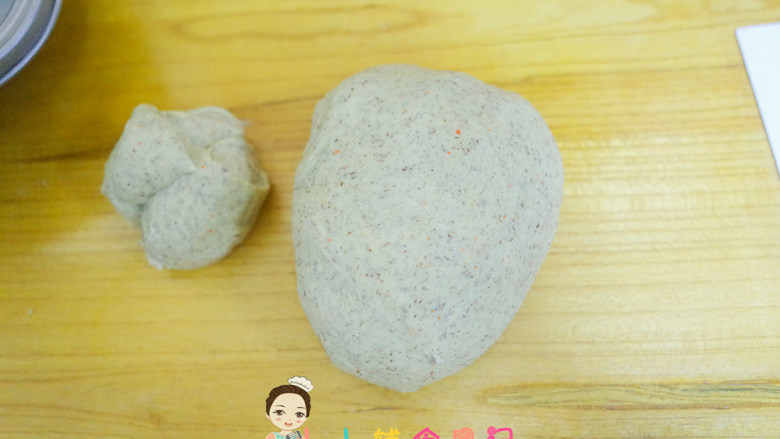 12个月以上辅食小熊汉堡,将面团拿出来分成两份,一份50g,一个大的面团称重
