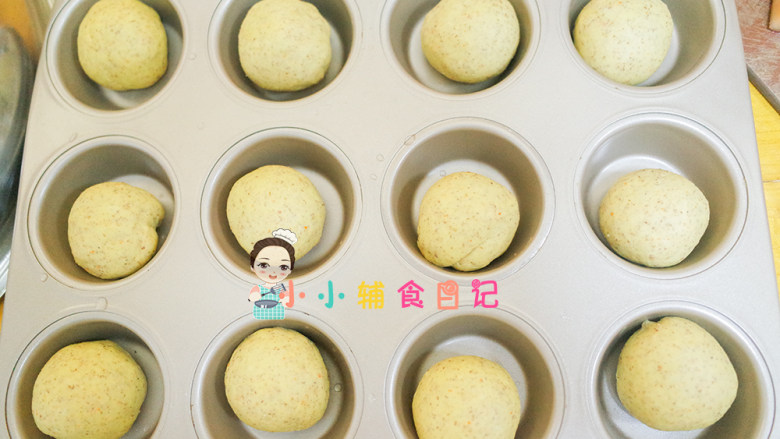 12个月以上辅食小熊汉堡,将面团揉圆放在模具里,中途要盖保鲜膜以免风干