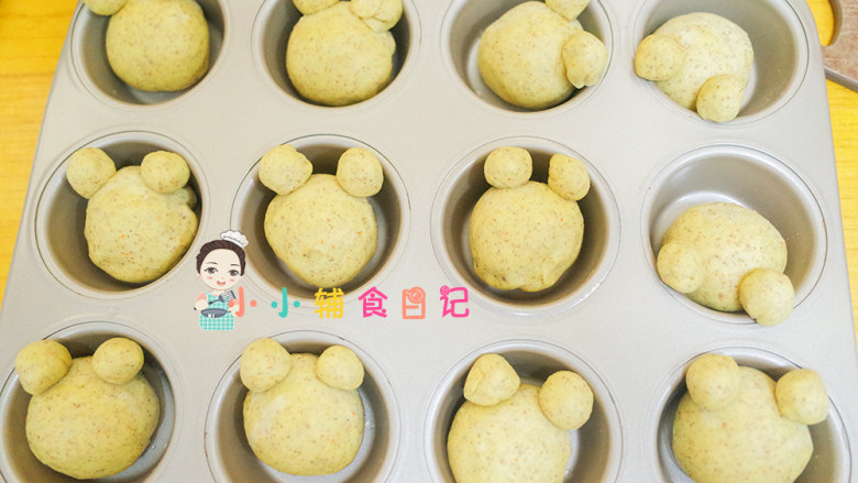 12个月以上辅食小熊汉堡,在连接处涂一点水沾上,耳朵最好放在模具的上面,搁住,不然发酵会把耳朵挤压变形,仔细看我是面团不是放正中间,有放边边上一点,这样可以把耳朵搁在模具的边缘一点的位置