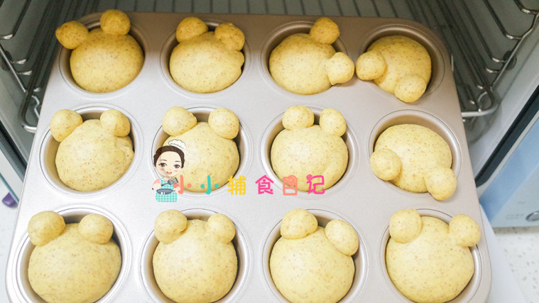 12个月以上辅食小熊汉堡,发酵至两倍大,把面包拿出来烤箱预热180度,拿出来也要注意保护表面以免风干