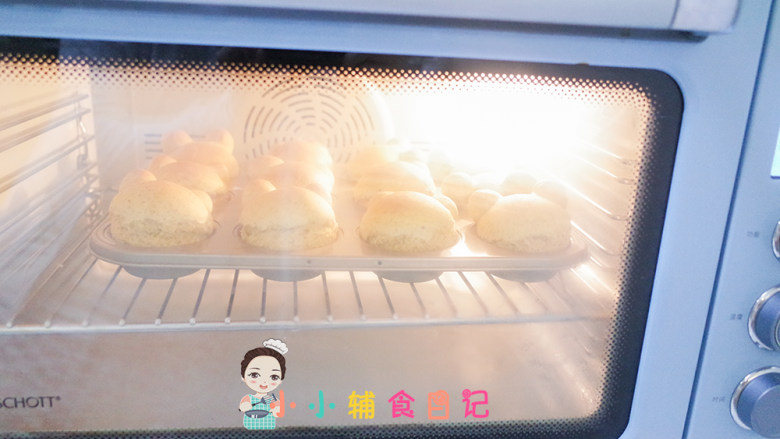 12个月以上辅食小熊汉堡,预热好后把面包放入烤箱