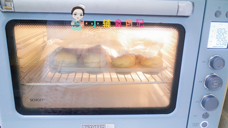 12个月以上辅食小熊汉堡,大概烤10分钟表面上色就要盖锡纸继续烤10分钟,也就是180度总共烤20分钟就熟了,自己把握一下烤箱的时间跟温度