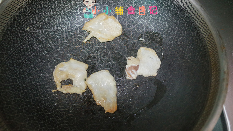 12个月以上辅食小熊汉堡,鸡胸肉切薄片煎熟备用