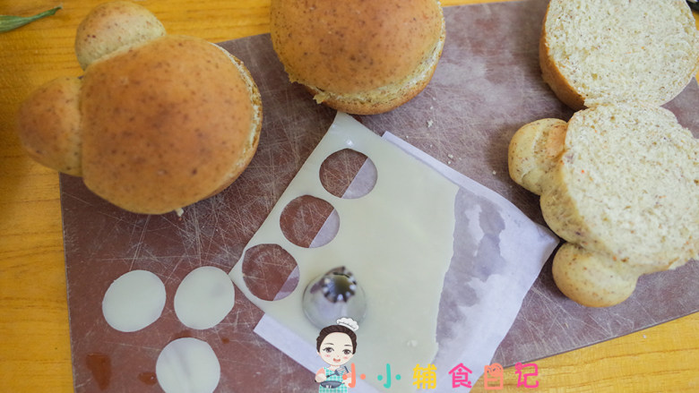 12个月以上辅食小熊汉堡,打孔奶酪片用裱花嘴压出圆片