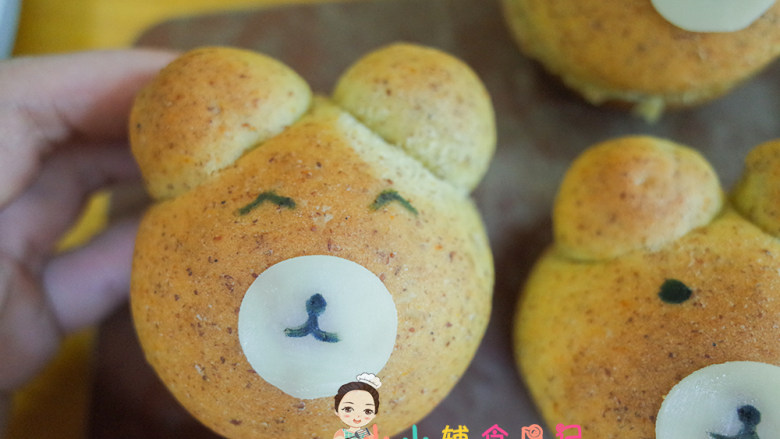 12个月以上辅食小熊汉堡,用色素笔或者巧克力或者黑芝麻酱画小熊的嘴巴跟眼睛,