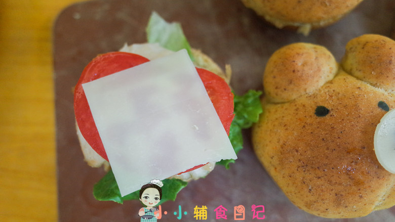 12个月以上辅食小熊汉堡,中间放上生菜、鸡肉、黄瓜、芝士片等等即可