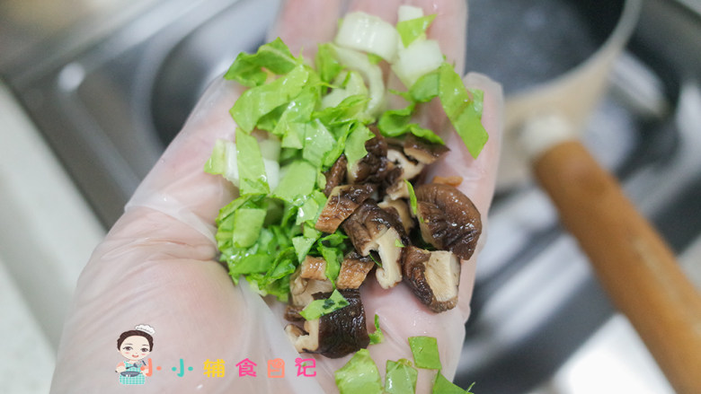 12个月以上鳕鱼肠香菇粒粒面,锅里水烧开,加入青菜帮跟香菇煮