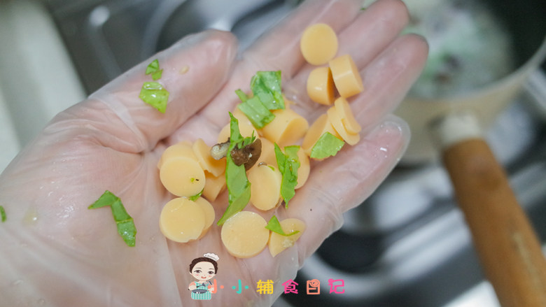 12个月以上鳕鱼肠香菇粒粒面,煮一会加入鳕鱼肠