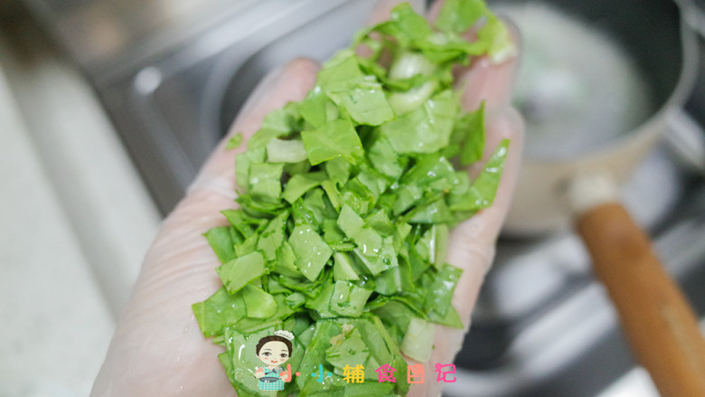 12个月以上鳕鱼肠香菇粒粒面,最后加入青菜叶