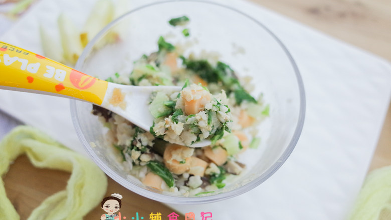 12个月以上鳕鱼肠香菇粒粒面,食材可以随意替换,这个香肠孩子爱吃所以顺带的其他东西都吃的特别好,你们可以自己去发现孩子喜欢吃什么,怎么做他能都吃掉