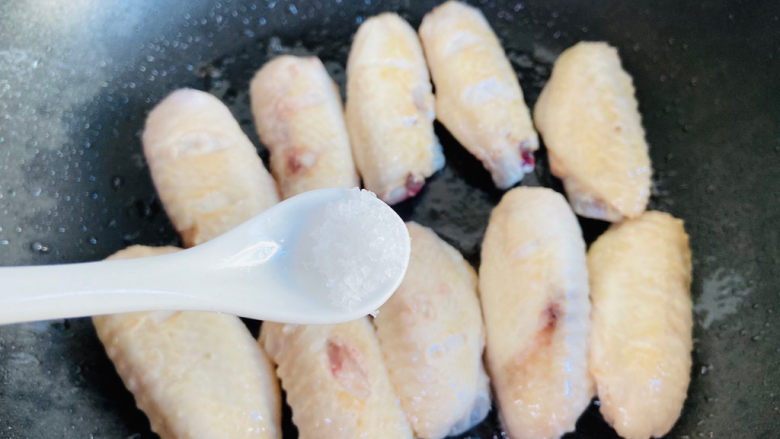 可乐鸡趐,在翻面继续煎至微黄,放入1小茶匙盐