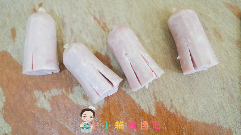 12个月以上辅食章鱼香肠,用一把小刀对半切块,切三刀,这样就会有六只脚