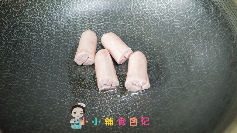 12个月以上辅食章鱼香肠,锅里放一点油,温热就可以放香肠