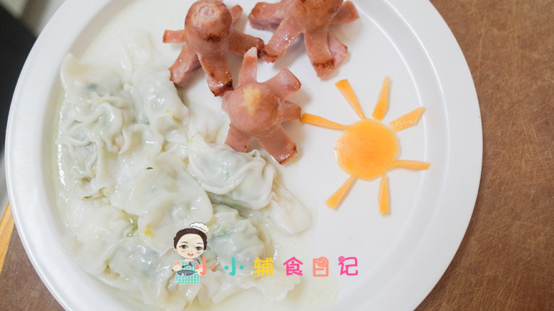 12个月以上辅食章鱼香肠,我煮了一些饺子,做了一个胡萝卜的太阳,她吃的可开心啦