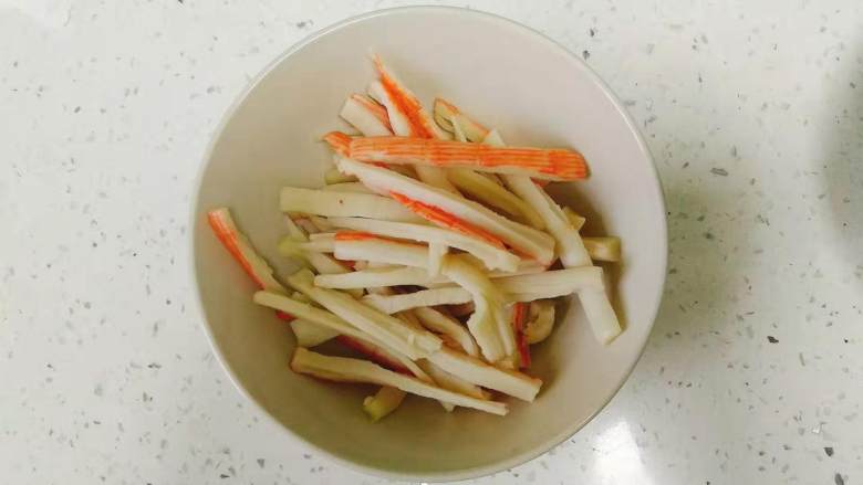 食材简单,调料简单,味道却不简单的蟹棒滑蛋,<a style='color:red;display:inline-block;' href='/shicai/ 1620'>蟹棒</a>用手撕成大小相似的长条,喜欢用刀切也可以,但手撕更带感。