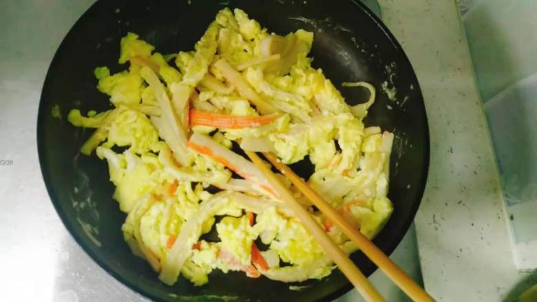 食材简单,调料简单,味道却不简单的蟹棒滑蛋,蛋液微微凝固的时候用筷子迅速搅散,基本看不到液体时关火,不需要全熟再关,那样就老了,余温足以让鸡蛋熟透。我不喜欢大块的鸡蛋,所有用这种方式,想吃大块的鸡蛋可以用铲子翻炒。