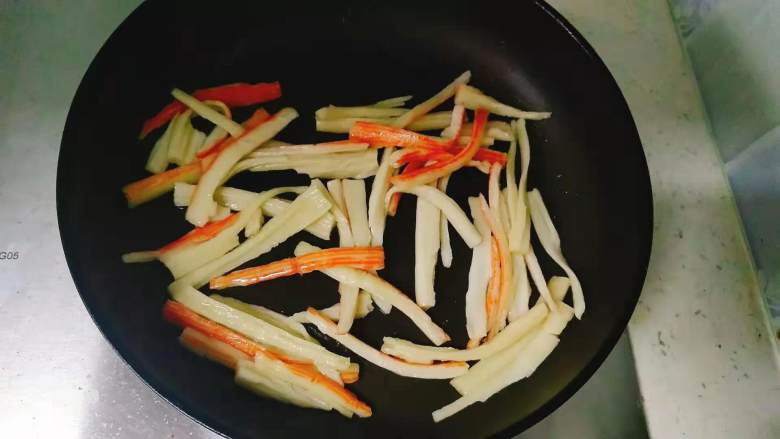 食材简单,调料简单,味道却不简单的蟹棒滑蛋,平底锅里加入少量<a style='color:red;display:inline-block;' href='/shicai/ 857'>植物油</a>,同样喜欢奶香味的可以用黄油,烧热后下蟹棒翻炒,最好用平底锅,可以让后面的蛋液受热均匀。