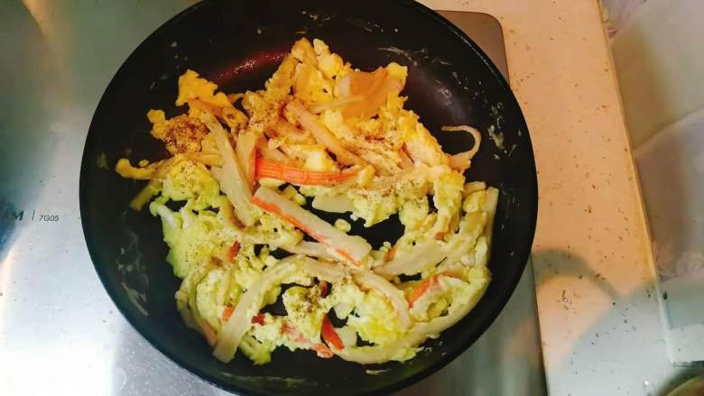 食材简单,调料简单,味道却不简单的蟹棒滑蛋,出锅前撒一点<a style='color:red;display:inline-block;' href='/shicai/ 134340'>黑胡椒粉</a>拌匀即可。