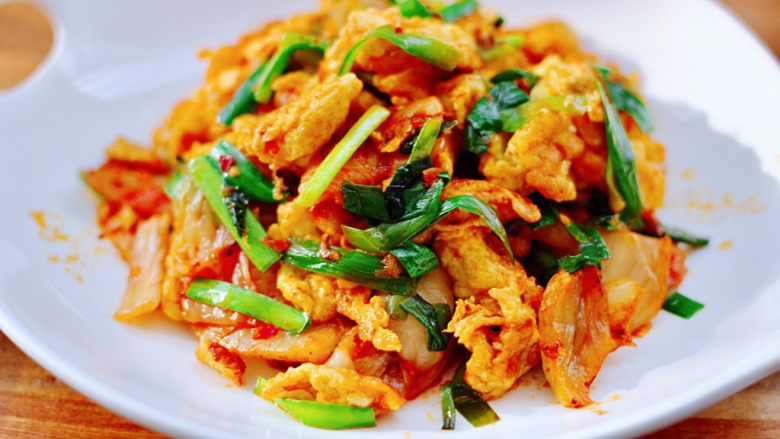 泡菜炒鸡蛋,鲜香味浓郁的泡菜炒鸡蛋就出锅咯。