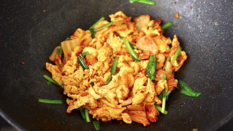 泡菜炒鸡蛋,大火翻炒均匀即可关火。