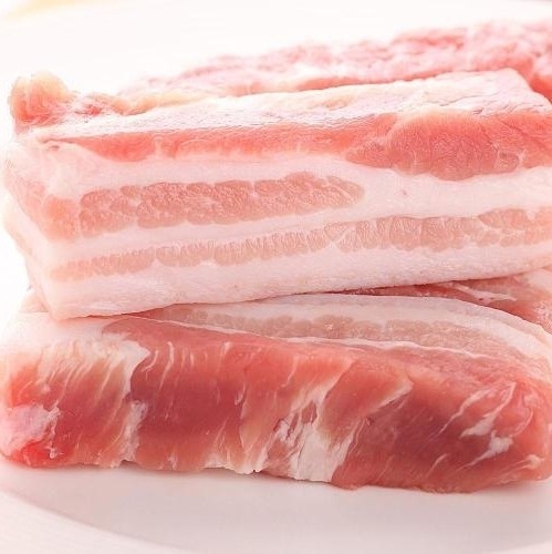 家常卤肉饭,选新鲜带皮的五花三层,肉肥瘦相间,肥而不腻,瘦而不柴,有丰富的胶质