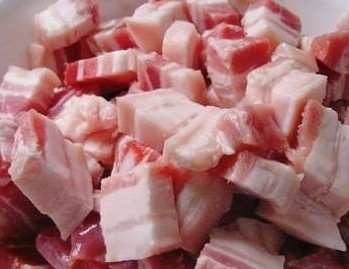 家常卤肉饭,五花肉切成食指肚大小的块,不要切太小