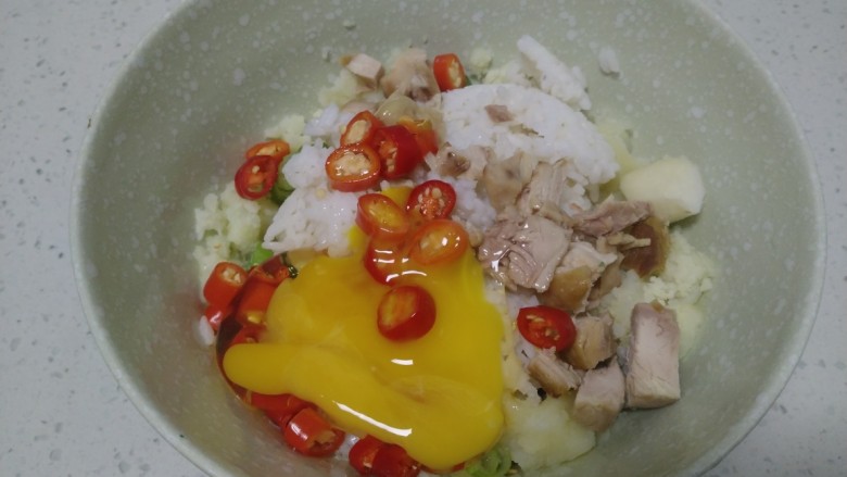大米、土豆、鸡肉饼,加入鸡肉、辣椒、<a style='color:red;display:inline-block;' href='/shicai/ 9'>鸡蛋</a>