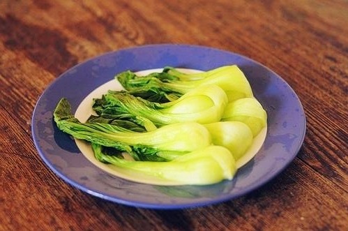 家常卤肉饭,<a style='color:red;display:inline-block;' href='/shicai/ 6680'>小油菜</a>过水烫一下,捞出后迅速过凉水保持翠绿的颜色以及爽脆的口感