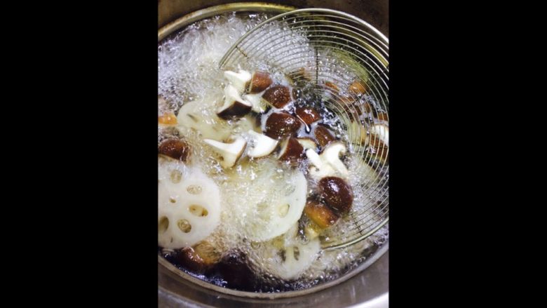 水煮鱼片,把水烧开,放入适量的盐,依次放入难煮熟的蔬菜……
