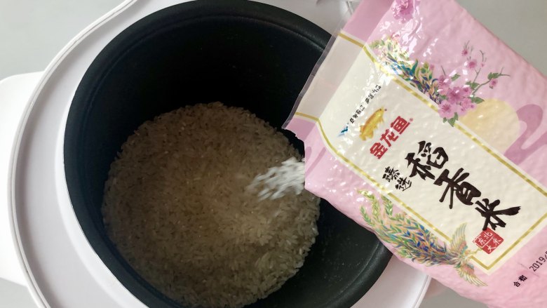 玉盘珍羞值万钱,福袋饭这么做,孩子喜欢的不得了,金龙鱼臻选稻香米倒入电饭煲内胆。