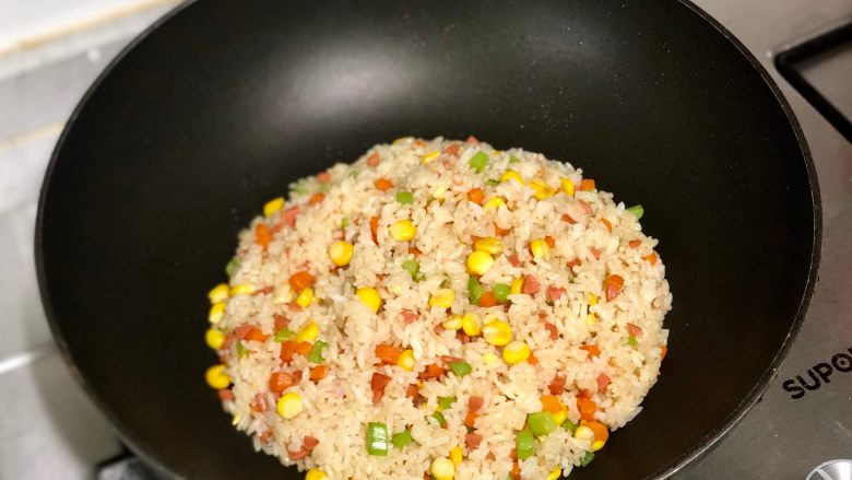 玉盘珍羞值万钱,福袋饭这么做,孩子喜欢的不得了,翻炒均匀后,关火盛起备用。