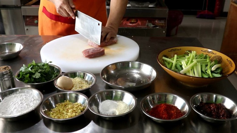 让你流口水的水煮肉片,材料处理
<a style='color:red;display:inline-block;' href='/shicai/ 414'>猪肉</a>洗净切薄片，加入白糖，鸡蛋清一个，酱油，水淀粉，盐适量腌制20分钟