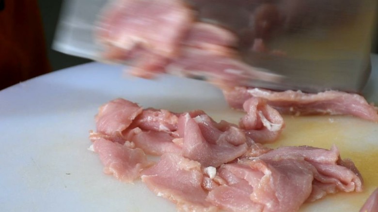 让你流口水的水煮肉片,豆瓣剁碎，<a style='color:red;display:inline-block;' href='/shicai/ 86474'>干辣椒</a>切段，姜蒜切片，葱切葱花，<a style='color:red;display:inline-block;' href='/shicai/ 155'>油麦菜</a>切段