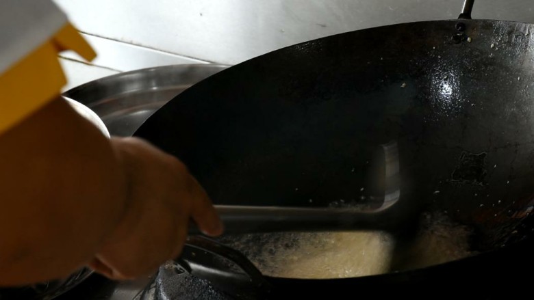 让你流口水的水煮肉片,配菜炒制
锅中放油，下入干辣椒，<a style='color:red;display:inline-block;' href='/shicai/ 700'>花椒</a>，姜蒜，炒出香味，将油麦菜倒入锅中，加盐鸡精调味，炒断生放入碗中备用