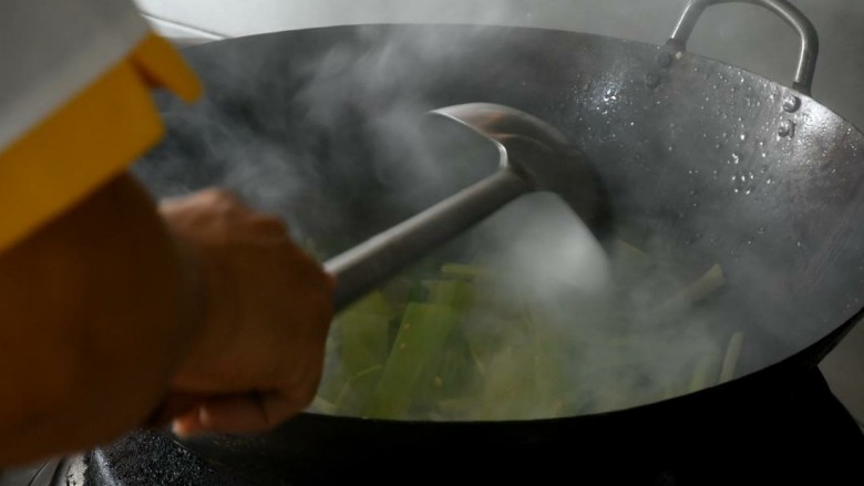 让你流口水的水煮肉片,成品制作
起锅烧油，下入<a style='color:red;display:inline-block;' href='/shicai/ 705'>豆瓣酱</a>，炒散后下姜蒜葱和花椒，小火炒出香味，下入干辣椒增加颜色和辣味