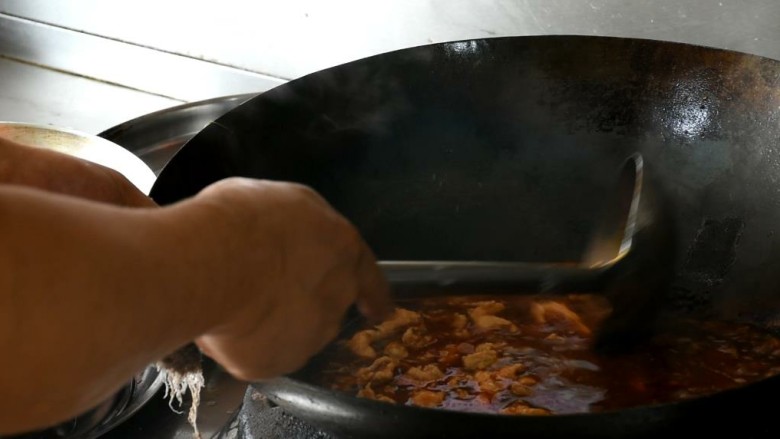 让你流口水的水煮肉片,再加适量清水，大火烧开，放入盐，鸡精，白糖，小火煮2分钟