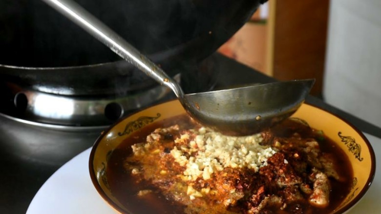 让你流口水的水煮肉片,将码好的肉片放入锅中，肉片熟后加入水淀粉勾芡，加花椒油香油出锅
将汤和肉片倒入铺好菜的碗中，撒少许花椒面，辣椒面，蒜泥和芝麻