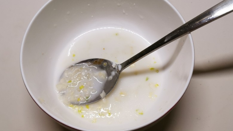 蒜蓉小白菜,取一汤匙蒜末放入碗里 放入半汤匙淀粉 倒入2汤匙清水 搅拌均匀 蒜蓉湿淀粉调制好 备用