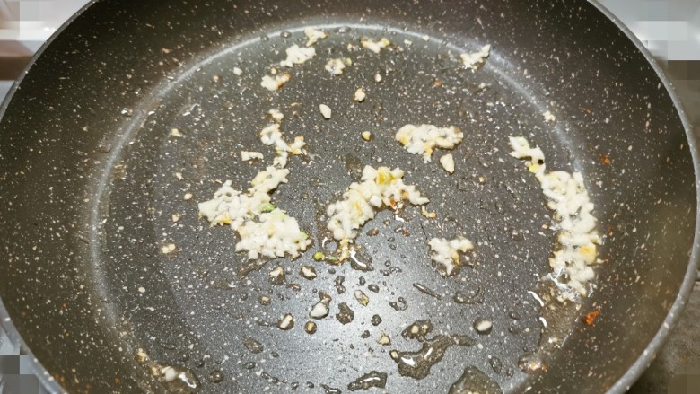 蒜蓉小白菜,炒至出香味 颜色微黄