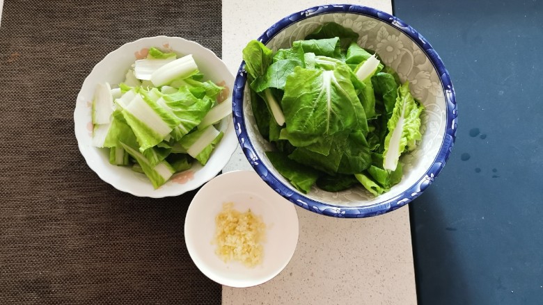 蒜蓉小白菜,蔬菜切成段备用 菜梗和绿叶分开 蒜切碎末