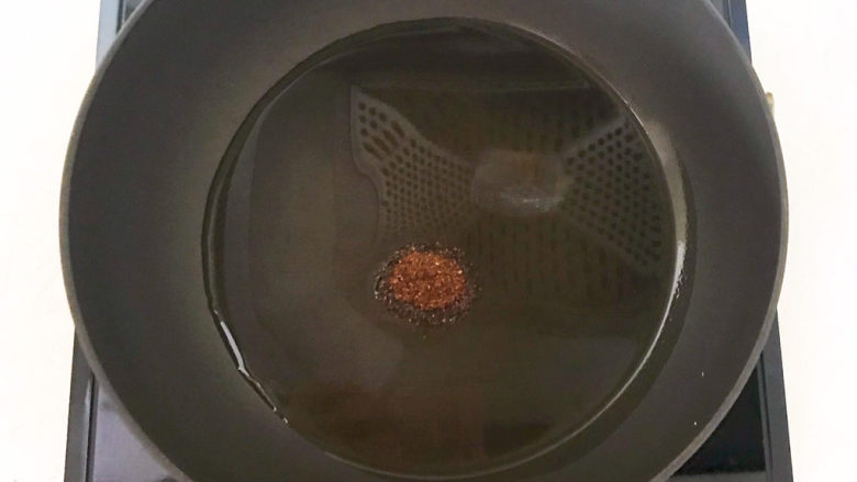 青椒炒猪肚,炒锅烧热后加入大豆色拉油,油烧热后加入花椒粉