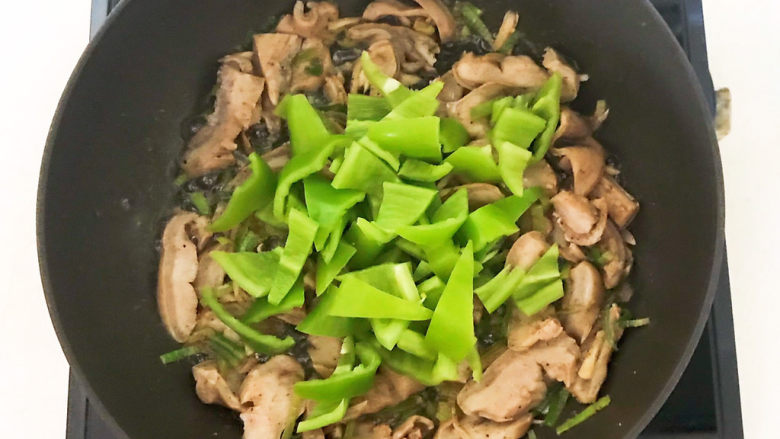 青椒炒猪肚,加入青椒