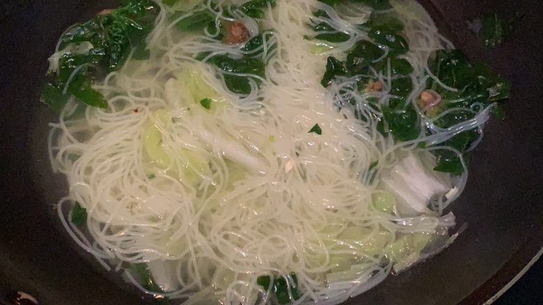 麻辣米线,煮米线时可以放入青菜和其他自己喜欢的菜,不要太多,我觉得放入平菇和海带挺好吃的,因为家里缺食材,这次只放了菠菜和一点点白菜,米线煮好后先往底料碗里舀入两勺汤,搅拌一下,再放入米线拌匀即可