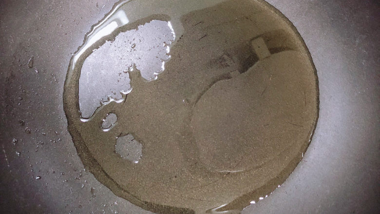 蒜蓉小白菜,锅中倒入油,加热至五成热。