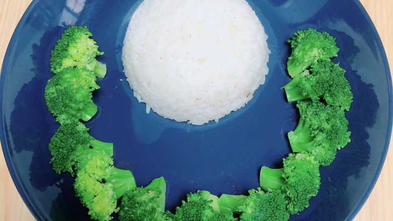 家常卤肉饭,将米饭倒扣在盘中,外圈摆放烫好的西兰花。