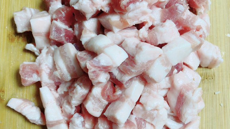 家常卤肉饭,将五花肉块切成小条状,这样容易熟得快。