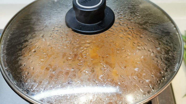 秋葵红烧排骨【简单入味】,加水加盖,中火炇煮10分钟。
